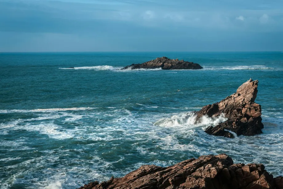Waves breaking around a rocky outcrop off an Atlantic coast